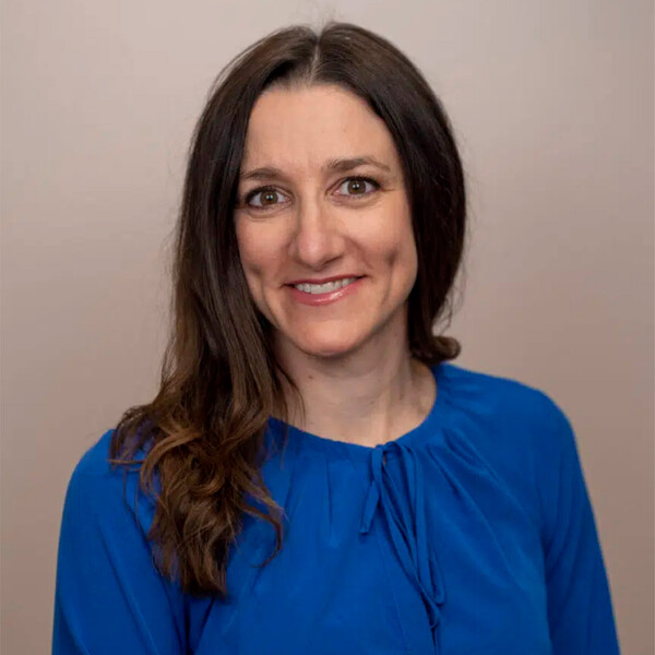 Headshot of Lynne Zolis